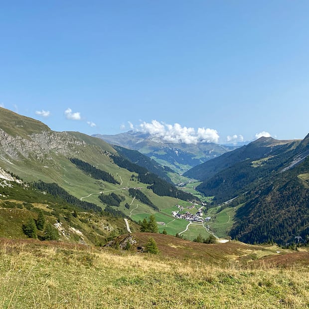 Kurze aber fordernde MTB-Auffahrt von Hintertux zu Tuxer Joch Hütte und Tuxer Joch im Antlitz des Gletschers