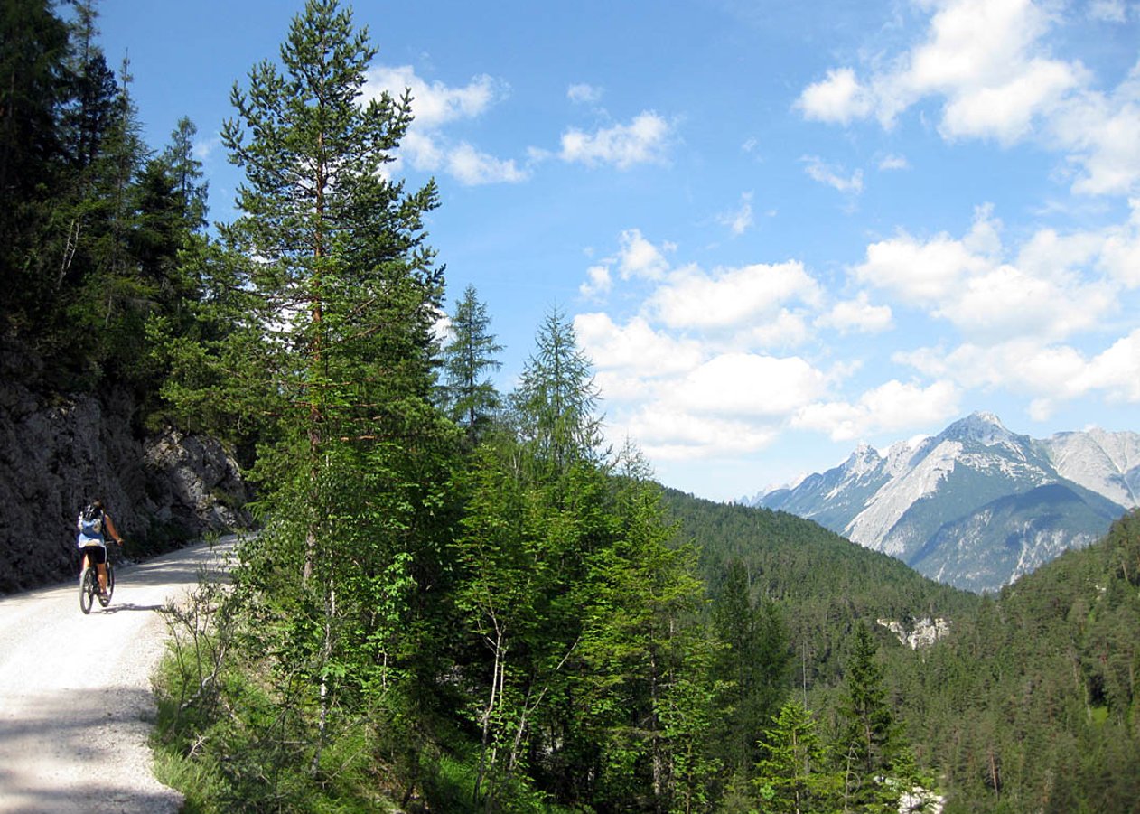 Einfache und kurzweilige Mountainbike-Tour von Scharnitz durch das landschaftlich schöne Gleirschtal zur Möslalm