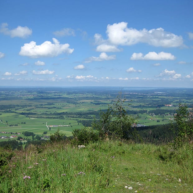 Kurze, stellenweise steil ansteigende Mountainbike-Tour von Pessenbach bei Kochel am See hinauf zur Orterer Alm