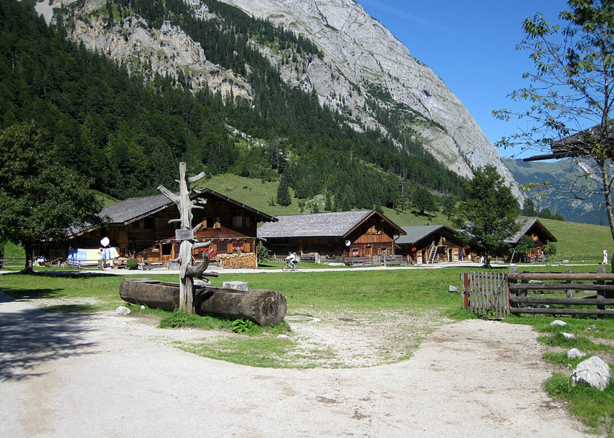 Vom großen Ahornboden über den Alpengasthof Eng hinauf zur Binsalm am Fuße der Lamsenspitze