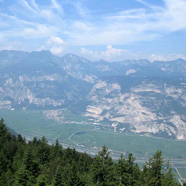 Von Gfrill oberhalb von Salurn entlang des Europäischen Fernwanderwegs zum Lago Santo, dem Heiligen See im Cembratal