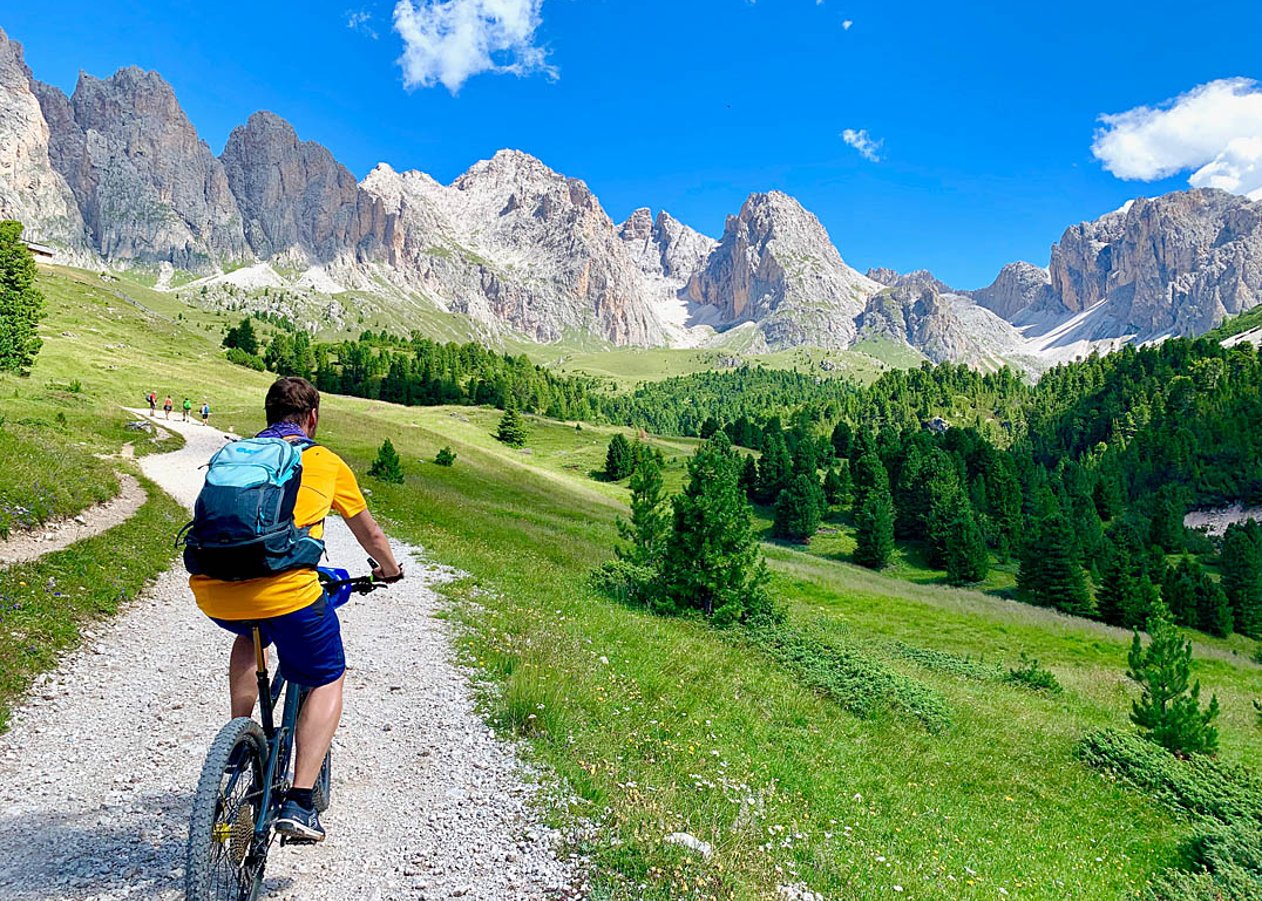 Steile aber landschaftlich unübertreffliche Mountainbike-Tour von St. Christina in Gröden über die Regensburger Hütte auf die Seceda