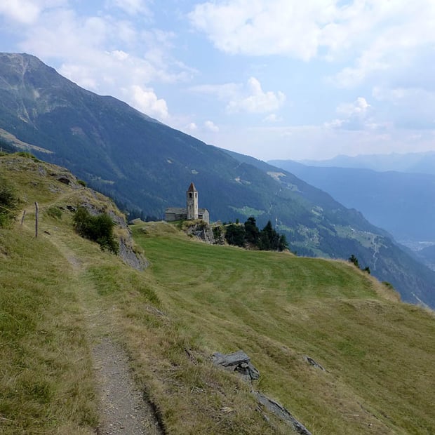 Vom Berninapass im Oberengadin nach Poschiavo im Puschlavtal und weiter auf einsamen Schmugglerpfaden nach Tirano
