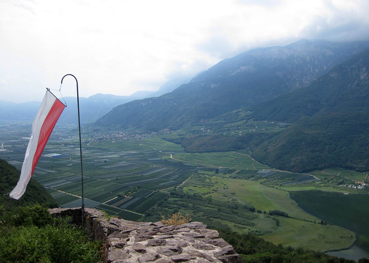 Holprige Bike-Tour vom Kalterer See hinauf auf den Mitterberg und über Single-Trail Passagen vorbei an den Roßzähnen zur Leuchtenburg