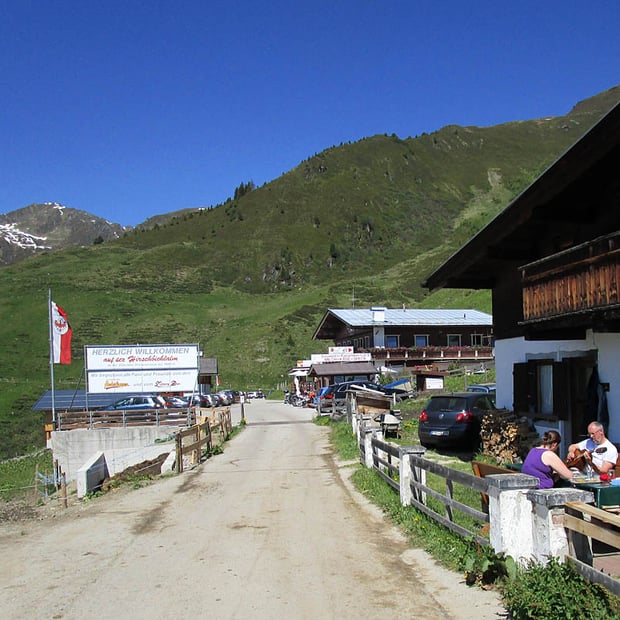 Von Zell am Ziller entlang der Zillertaler Höhenstraße vorbei an der Grünalm zu Hirschbichlalm und Zellberg Stüberl in den Tuxer Alpen