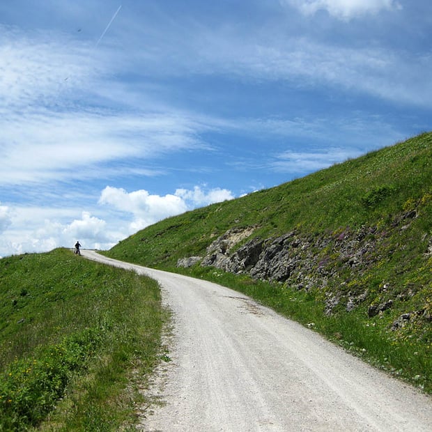 Abwechslungsreiche Mountainbike-Tour von Lenggries Hohenwiesen über die Röhrlmoos Alm hinauf in Richtung Hochplatte und vorbei an der Amperthalalm zur Schönbergalm unterhalb des Schönberg Gipfels