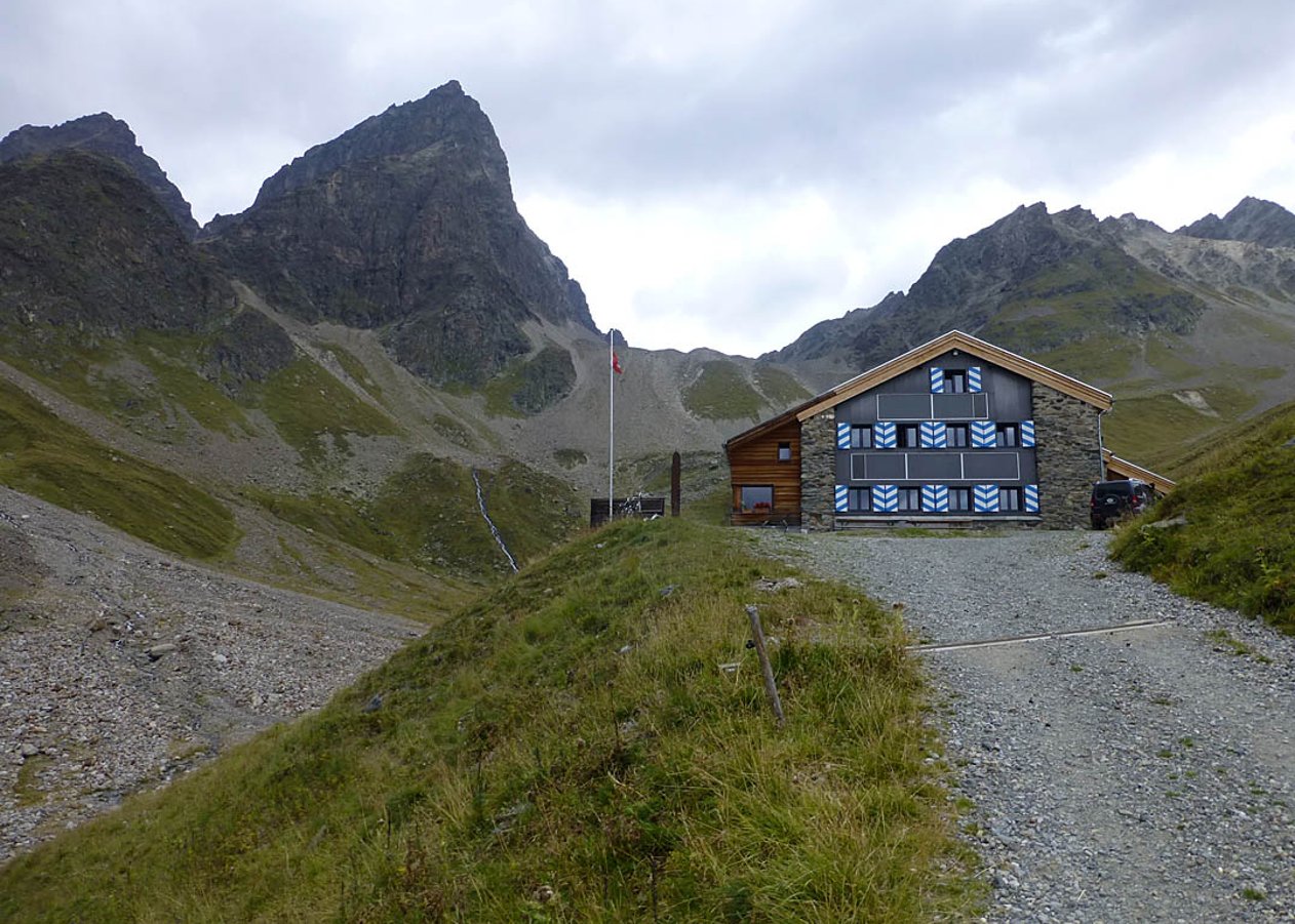 Ausgedehnte Tour im Unterengadin von Susch am Inn über Lavin und Guarda ins Val Tuoi zur bewirteten Chamonna Tuoi direkt unterhalb des Piz Buin