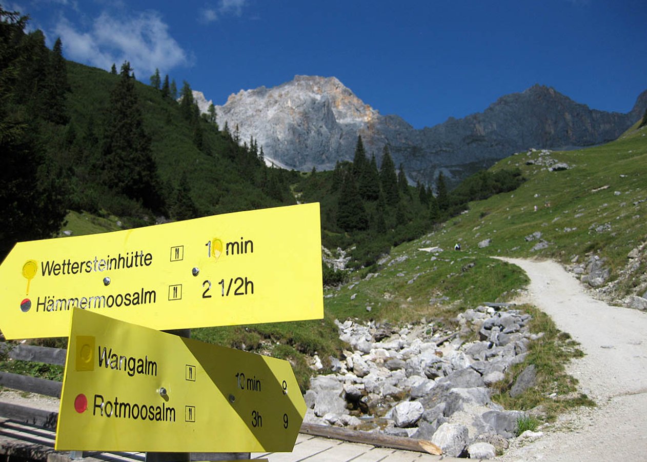 Schöne MTB-Tour mit schwerem Abschluss vom Leutascher Ortsteil Kirchplatzl hinauf zur Wettersteinhütte und zur benachbarten Wangalm