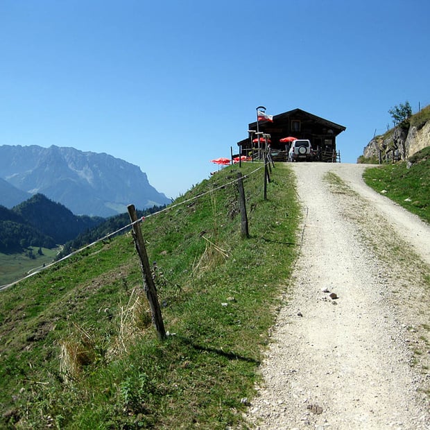 Leichte bis mittelschwere Mountainbike-Tour von Kössen auf die aussichtsreich gelegene Naringalm unterhalb des Rudersburg Gipfels