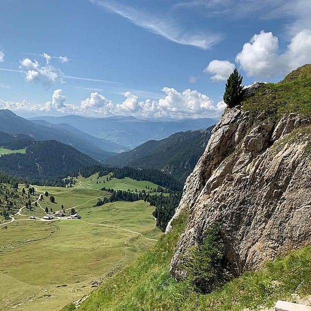 Von St. Magdalena im Villnösstal über Zanser Alm und Gampenalm zur aussichtsreich gelegenen Schlüterhütte im Naturpark Puez-Geisler