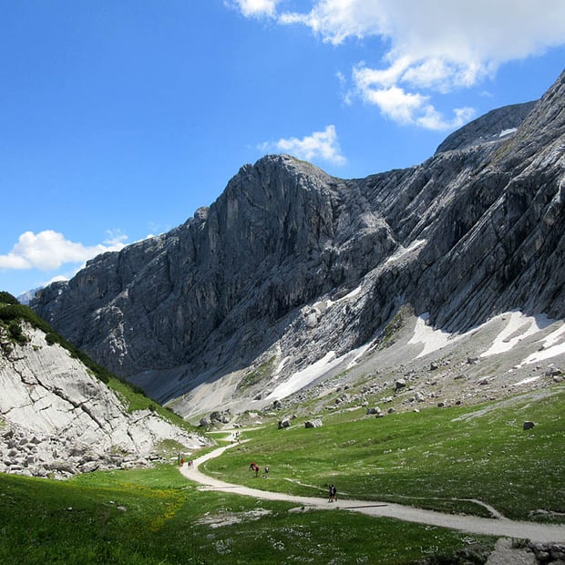 Anstrengende Mountainbike-Tour von Garmisch-Partenkirchen auf den Osterfelderkopf nahe der Alpspitze