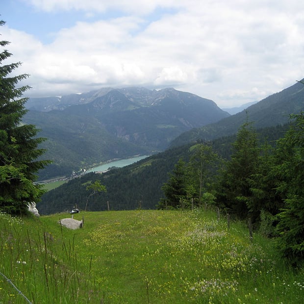 Über Bründlalm und Jochalm zur Seewaldhütte unterhalb der Hochplatte am Achensee