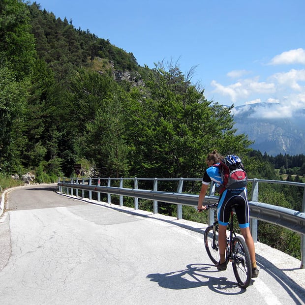 Ausgedehnte Mountainbike-Tour von Kurtatsch an der Weinstraße hinauf zum beschaulichen Fennbergsee mit Bademöglichkeit