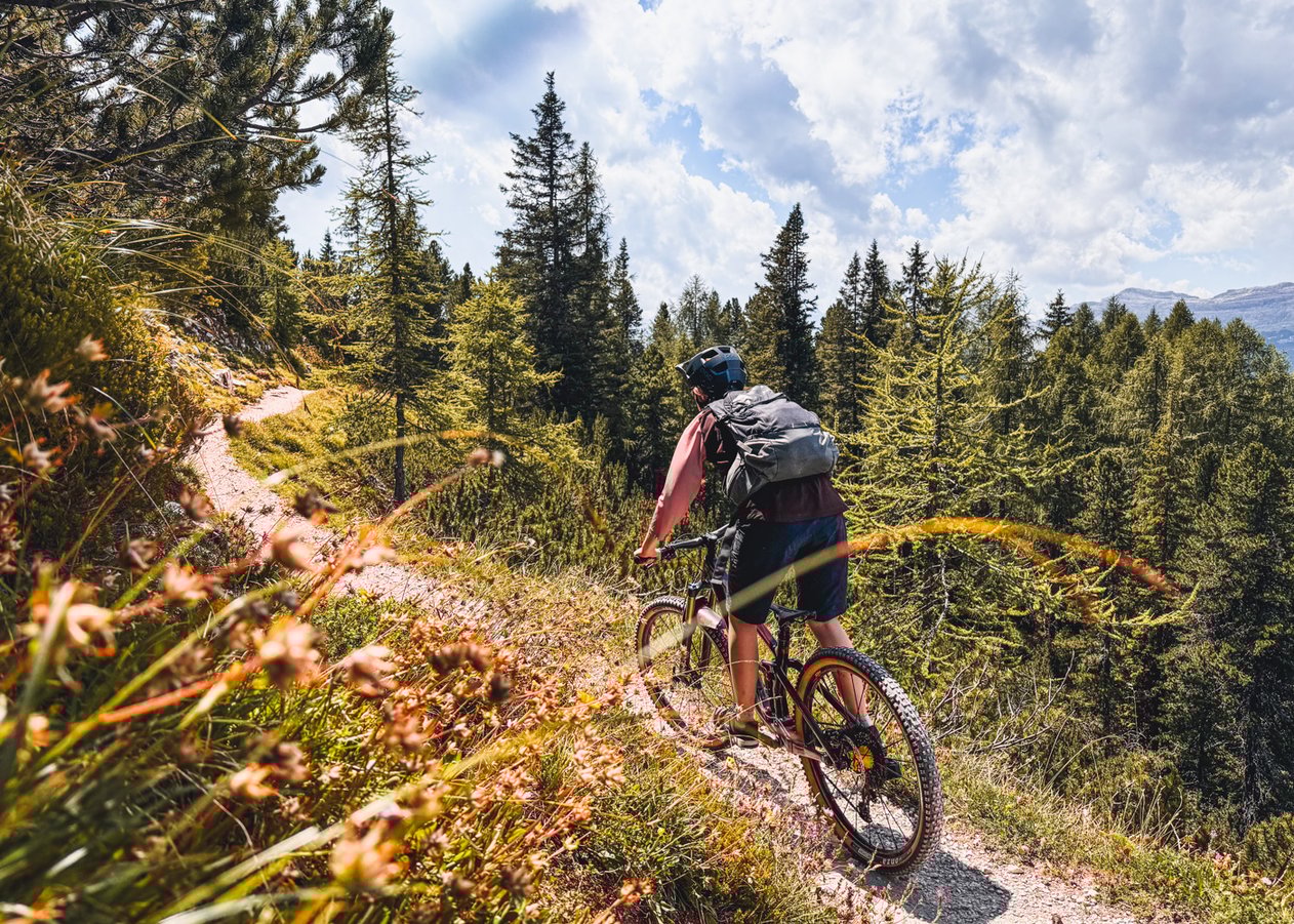 Mountainbike-Tour von St. Kassian im Gadertal über die Armentara Wiesen zu La Crusc mit optionaler Abfahrt über den Trail No. 15