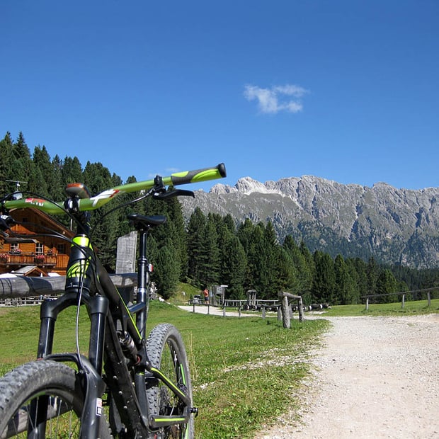 Kurze MTB-Tour von Villnöß zum beliebten Panorama-Traumziel Geisleralm und zur Gschnagenhardt-Alm am Fuße der eindrucksvollen Geislergruppe