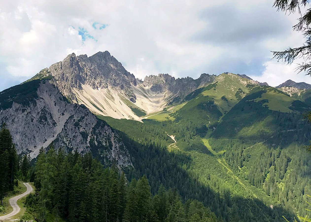 Leichte Mountainbike-Tour von Scharnitz zur Zirler Kristenalm im landschaftlich reizvollen Großkristental