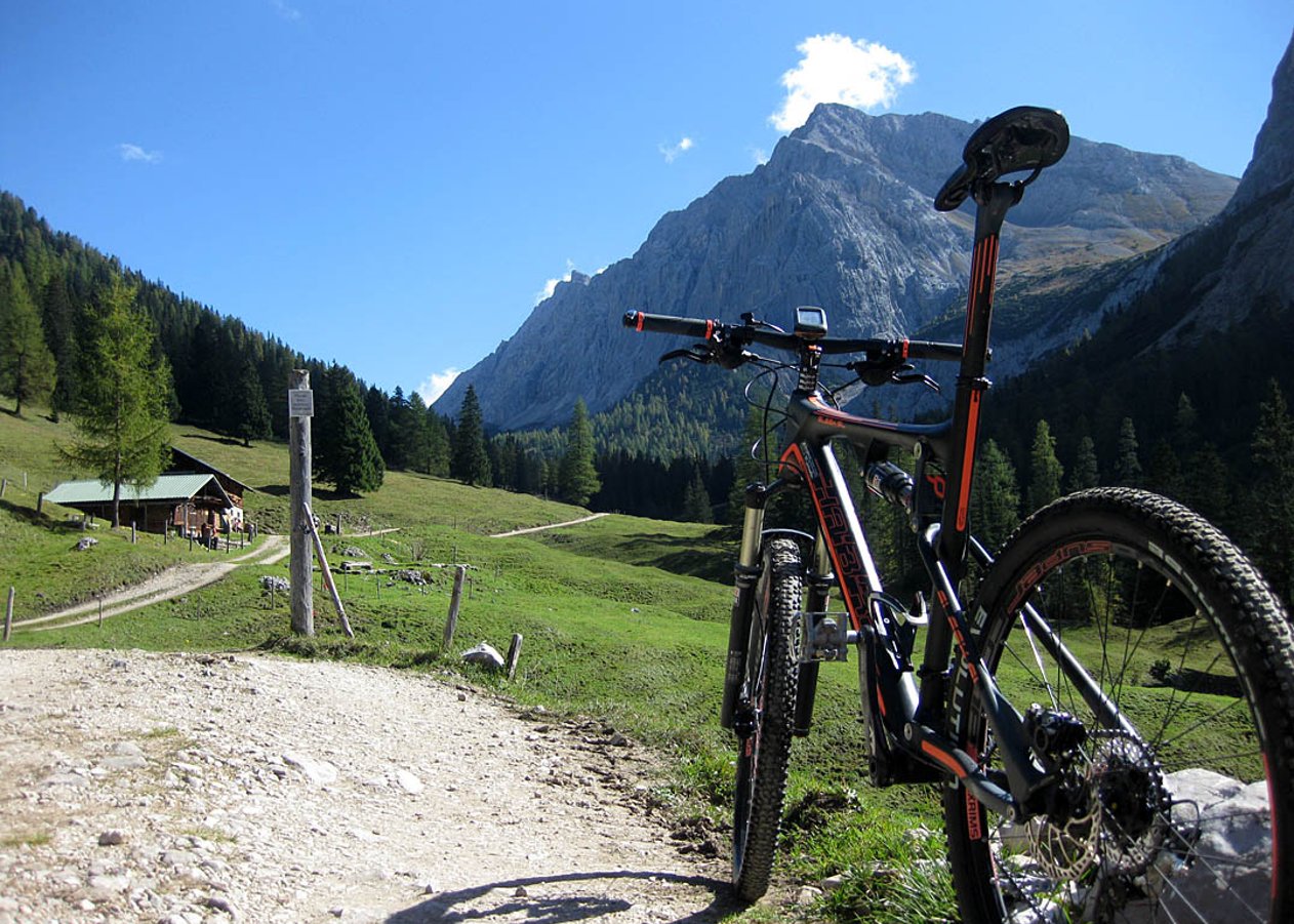 Von Scharnitz über das Hinterautal und vorbei an der Kastenalm zu Hallerangerhaus und Halleranger-Alm