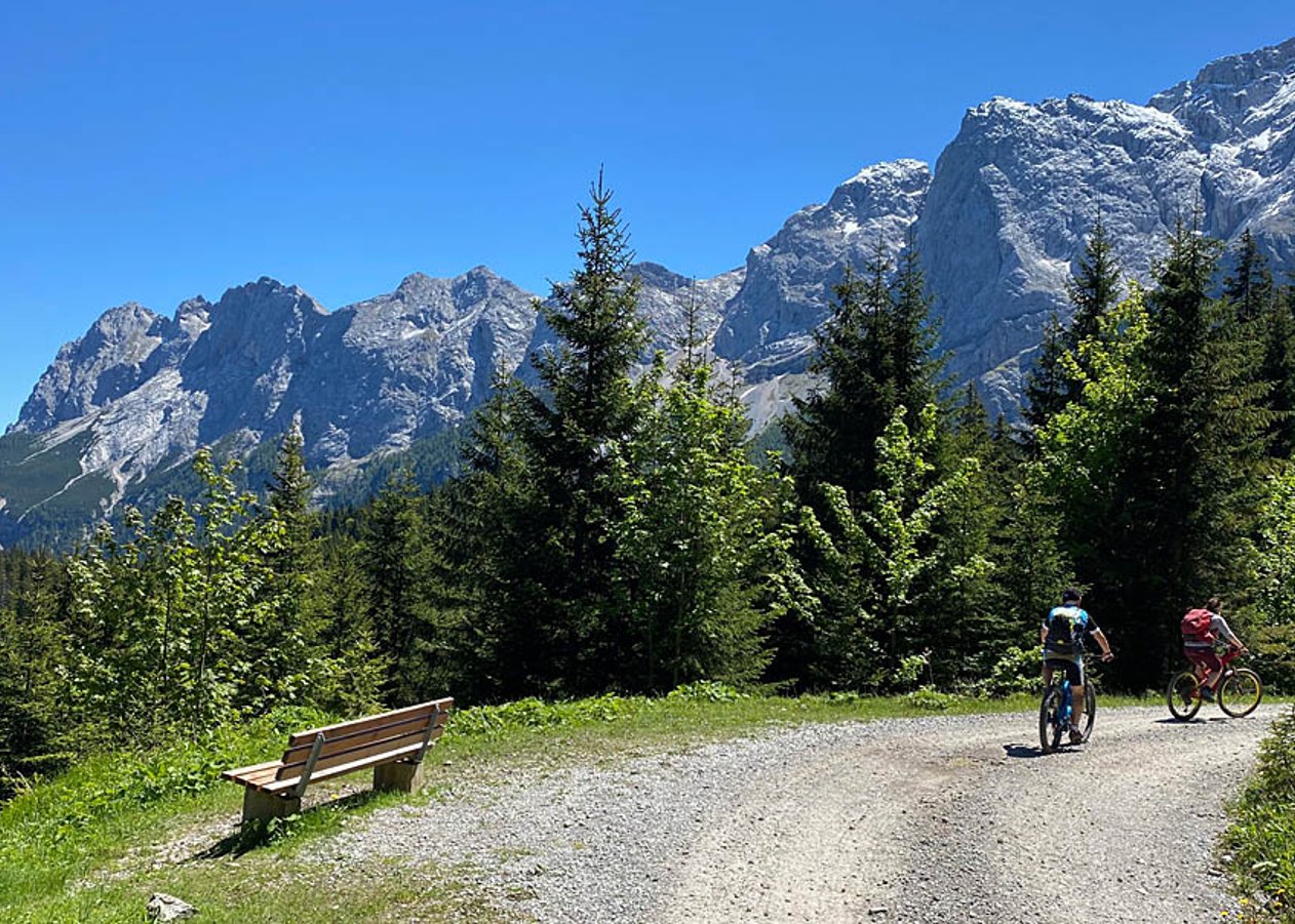 Umrundung des Wettersteingebirges von Elmau über Garmisch und die Hochthörle-Hütte nach Ehrwald und weiter über das Gaistal nach Leutasch
