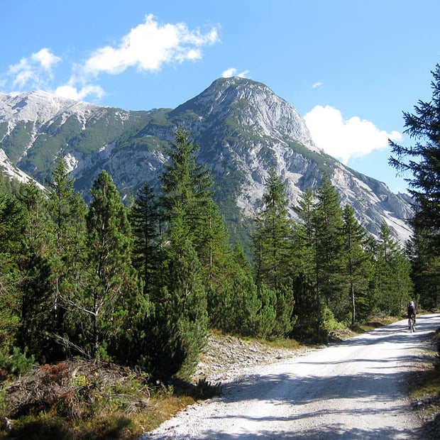 Einfache, landschaftlich reizvolle Mountainbike-Tour von Scharnitz über das Hinterautal und vorbei am Isarursprung zur bewirteten Kastenalm