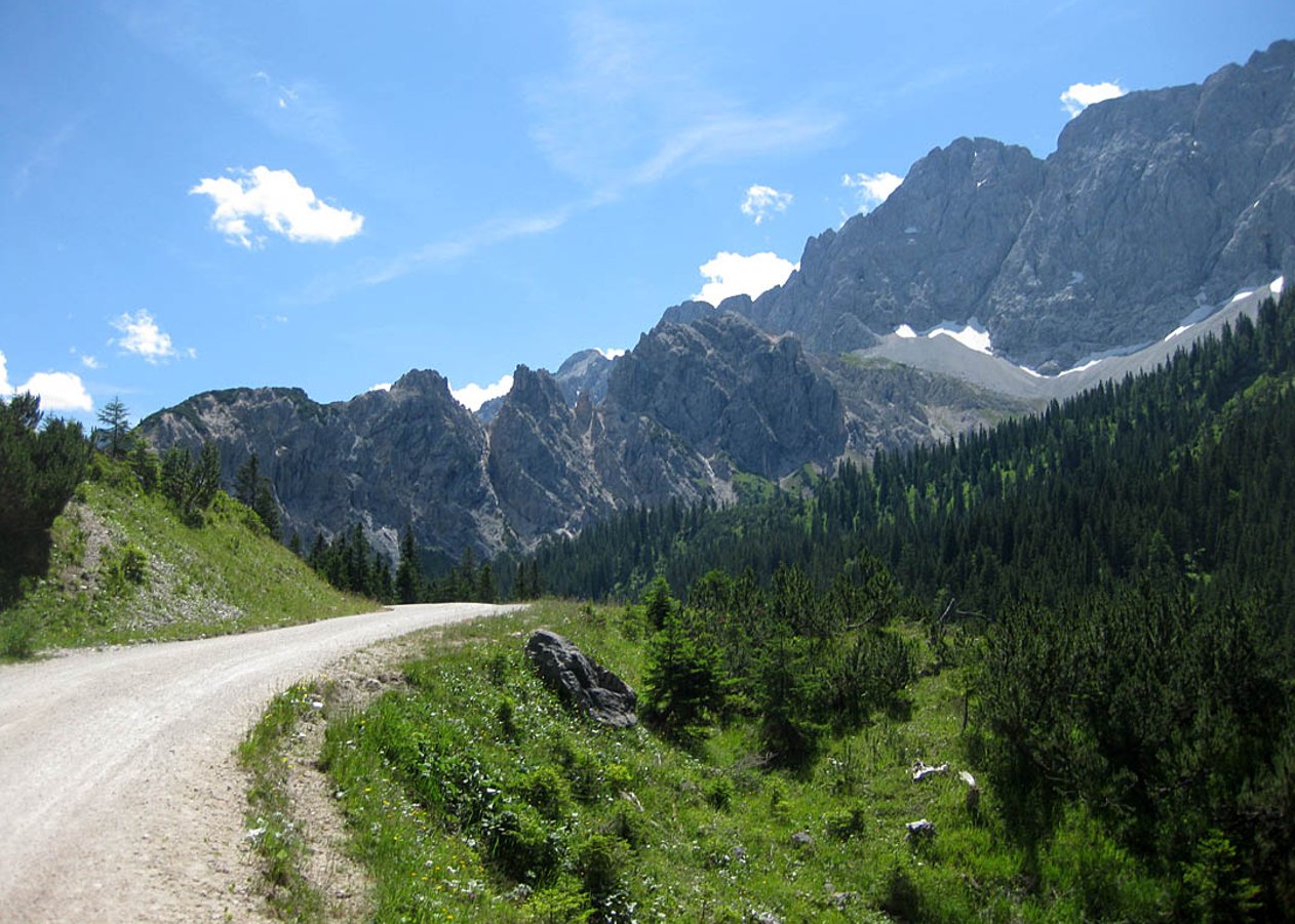Vom Isarhorn bei Mittenwald durch das Seinsbachtal hinauf zur Vereiner Alm unterhalb der Soiernspitze