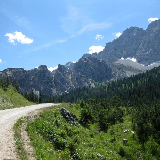 Vom Isarhorn bei Mittenwald durch das Seinsbachtal hinauf zur Vereiner Alm unterhalb der Soiernspitze