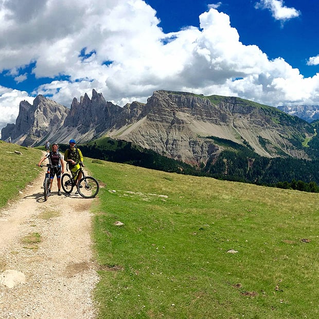 Dolomiten Traumtour von St. Ulrich in Gröden zu Raschötzhütte und Brogleshütte im Naturpark Puez-Geisler mit anschließender Trailabfahrt