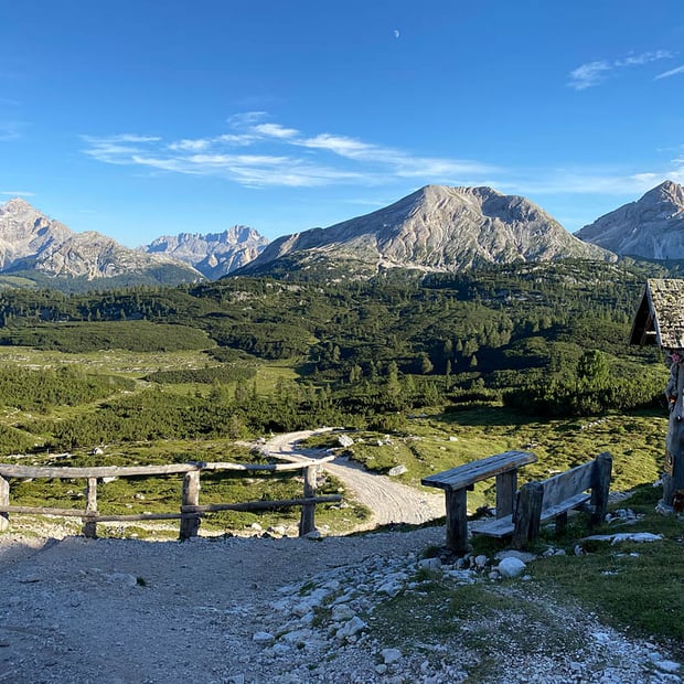 Eindrucksvolle und herausfordernde Mountainbike-Rundtour vom Berggasthaus Pederü durch den Naturpark Fanes-Sennes-Prags und die Appezzaner Dolomiten