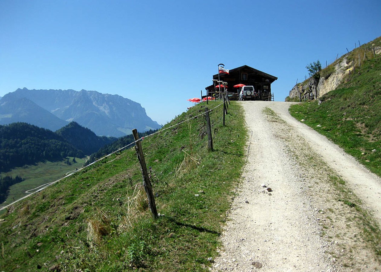 Leichte bis mittelschwere Mountainbike-Tour von Kössen auf die aussichtsreich gelegene Naringalm unterhalb des Rudersburg Gipfels