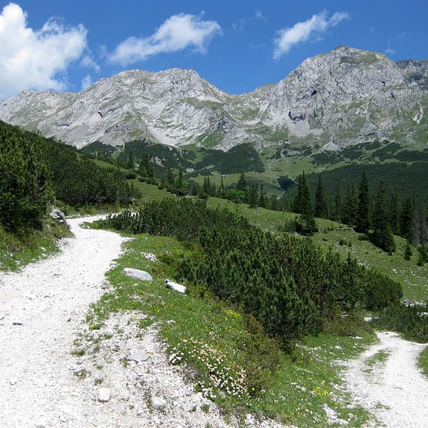 Von Hinterriß durch das Johannestal über den kleinen Ahornboden und Hochalmsattel zum Karwendelhaus