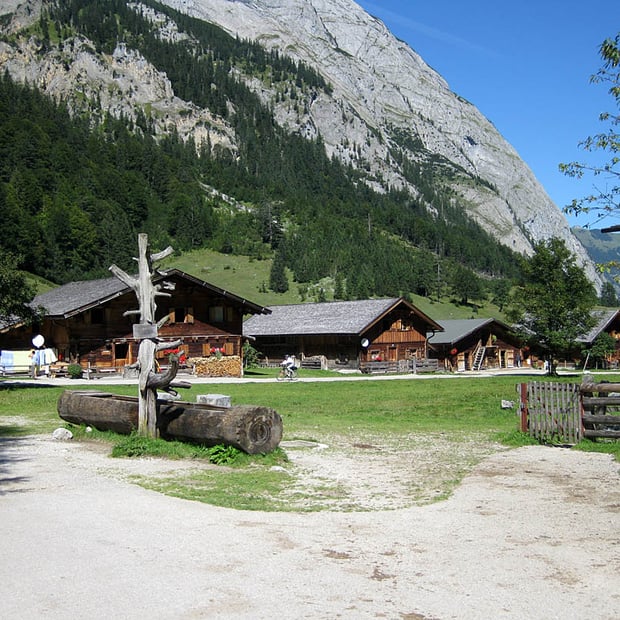 Vom großen Ahornboden über den Alpengasthof Eng hinauf zur Binsalm am Fuße der Lamsenspitze