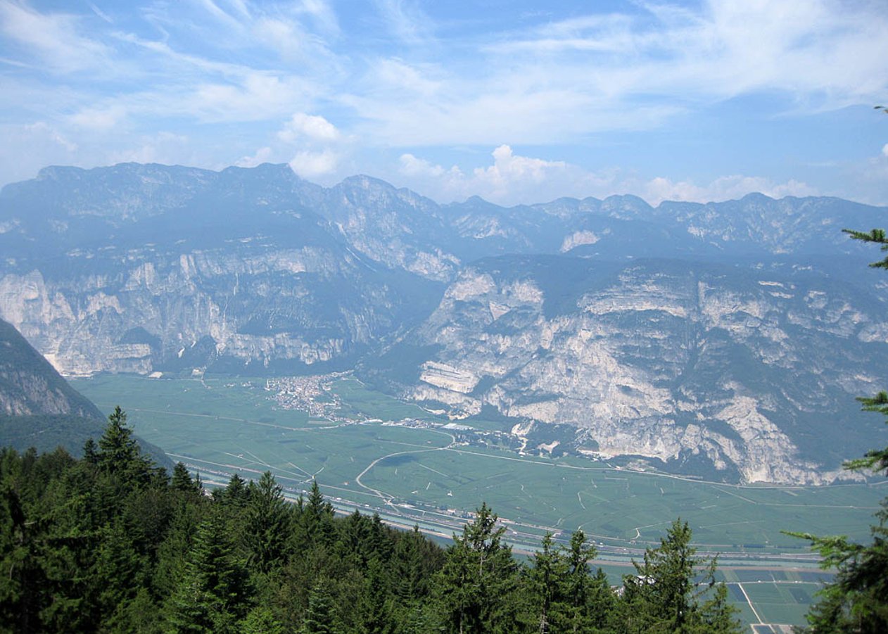 Von Gfrill oberhalb von Salurn entlang des Europäischen Fernwanderwegs zum Lago Santo, dem Heiligen See im Cembratal