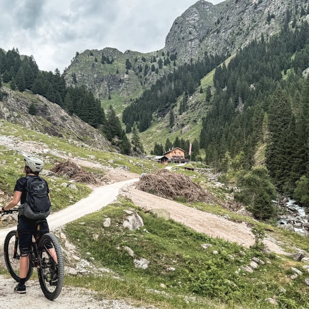 Von Partschins über Salten hinauf zur Schutzhütte Nasereit im Zieltal, einem Hochtal in der Texelgruppe