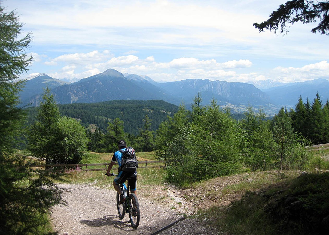 Gemütliche Rundtour von Gfrill vorbei an Weißensee und Schwarzensee zur Trudner Hornalm im Naturpark Trudner Horn