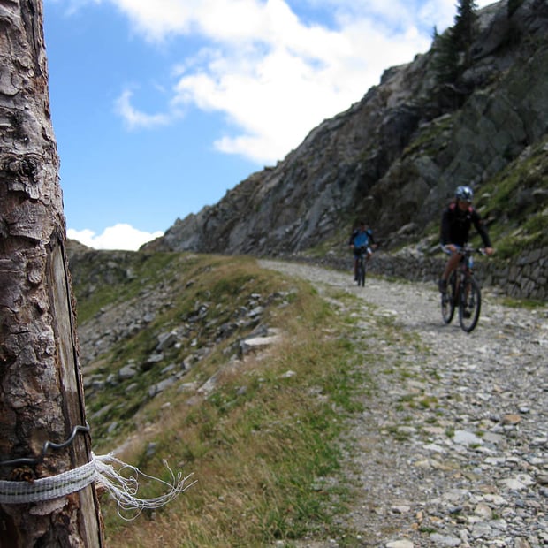 Kurzweilige Mountainbike-Tour vom Zoggler Stausee im Ultental über Steinrast und Kuppelwieser Alm zum Arzkarsee