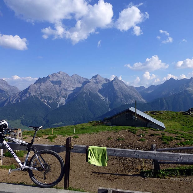 Ausgedehnte Panoramatour im Unterengadin von Susch am Inn über Lavin und Guarda nach Ftan und anschließend hinauf zur Alp Laret
