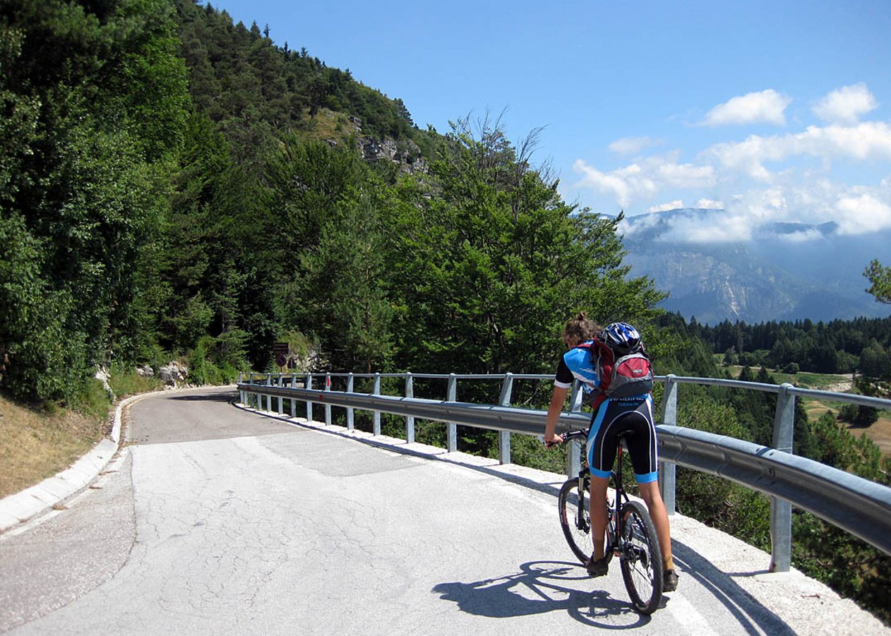 Ausgedehnte Mountainbike-Tour von Kurtatsch an der Weinstraße hinauf zum beschaulichen Fennbergsee mit Bademöglichkeit