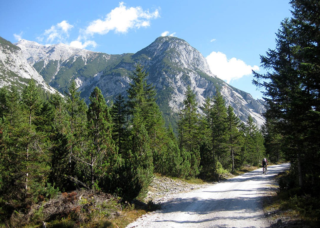Einfache, landschaftlich reizvolle Mountainbike-Tour von Scharnitz über das Hinterautal und vorbei am Isarursprung zur bewirteten Kastenalm