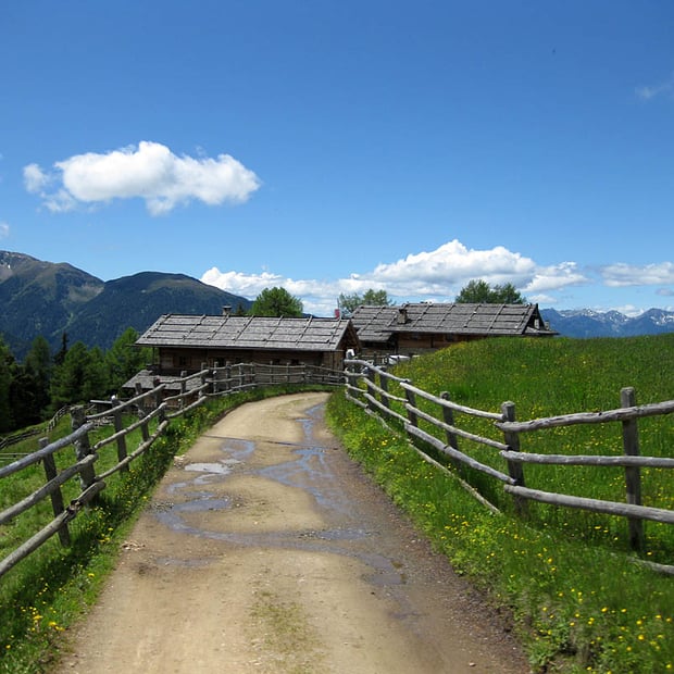 Landschaftlich schöne Mountainbike-Tour von Lüsen Dorf über Rungg und Flitt hinauf zur Schutzhütte Kreuzwiesenalm inmitten der Lüsner Alm