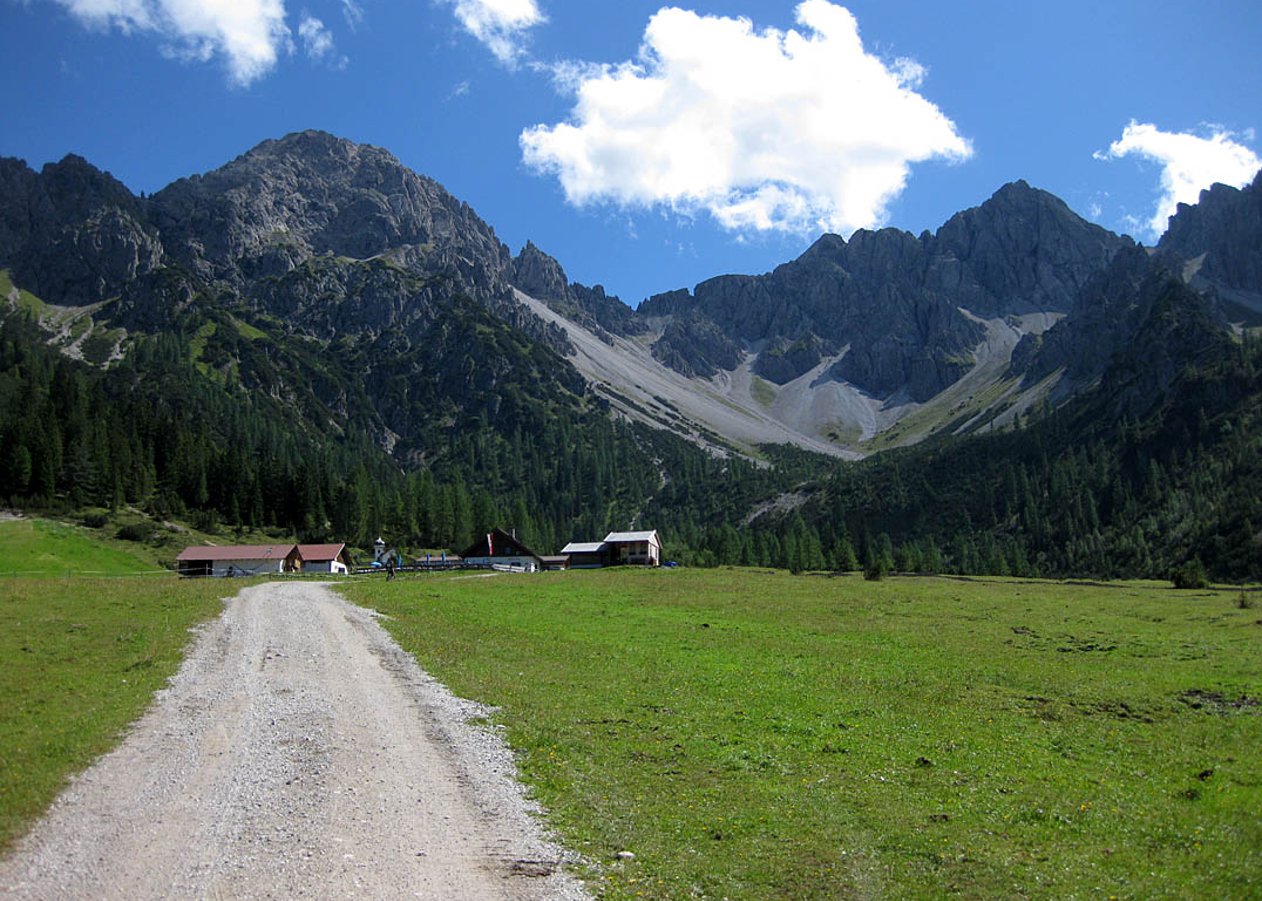 Über die Gießenbachklamm bei Scharnitz durch das Eppzirler Tal zur Eppzirler Alm am Fuße der Erlspitze