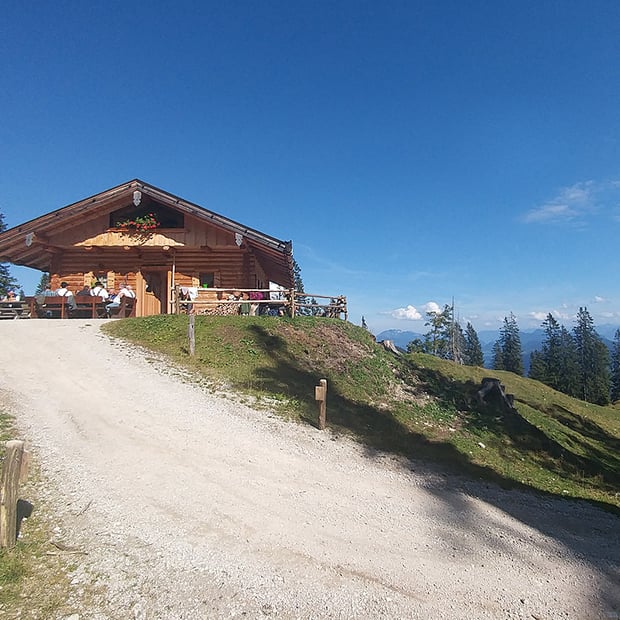 Abwechslungsreiche Mountainbike-Tour von Krün zur Wallgauer Alm mit traumhaftem Blick ins Karwendel und auf den Walchensee