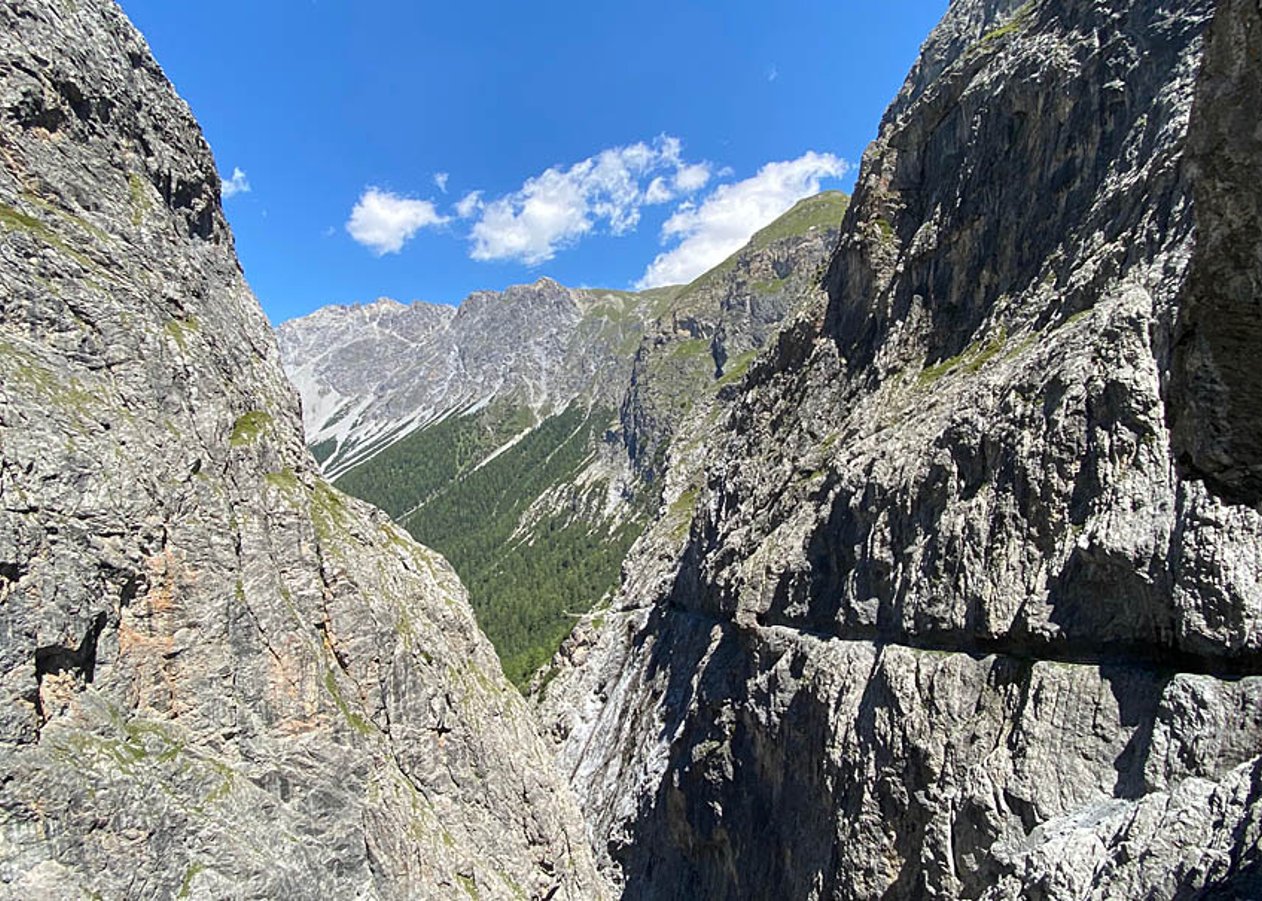 Drei-Länder-MTB-Tour von Nauders zur Sesvennahütte, über den Schlinigpass in die atemberaubende Uina Schlucht und über das Schweizer Engadin zurück
