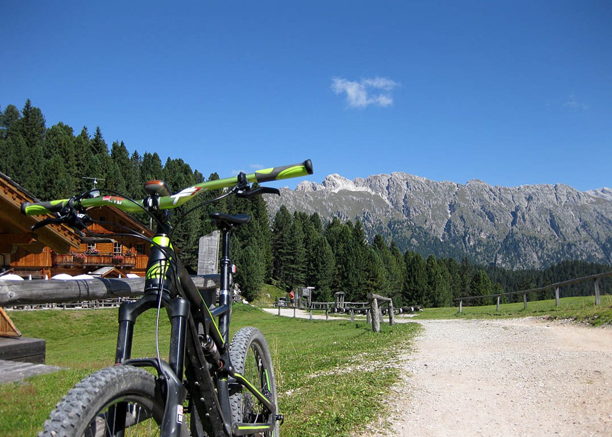 Kurze MTB-Tour von Villnöß zum beliebten Panorama-Traumziel Geisleralm und zur Gschnagenhardt-Alm am Fuße der eindrucksvollen Geislergruppe