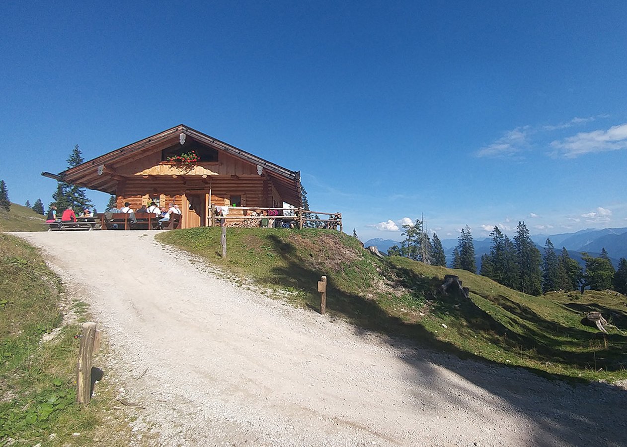 Abwechslungsreiche Mountainbike-Tour von Krün zur Wallgauer Alm mit traumhaftem Blick ins Karwendel und auf den Walchensee