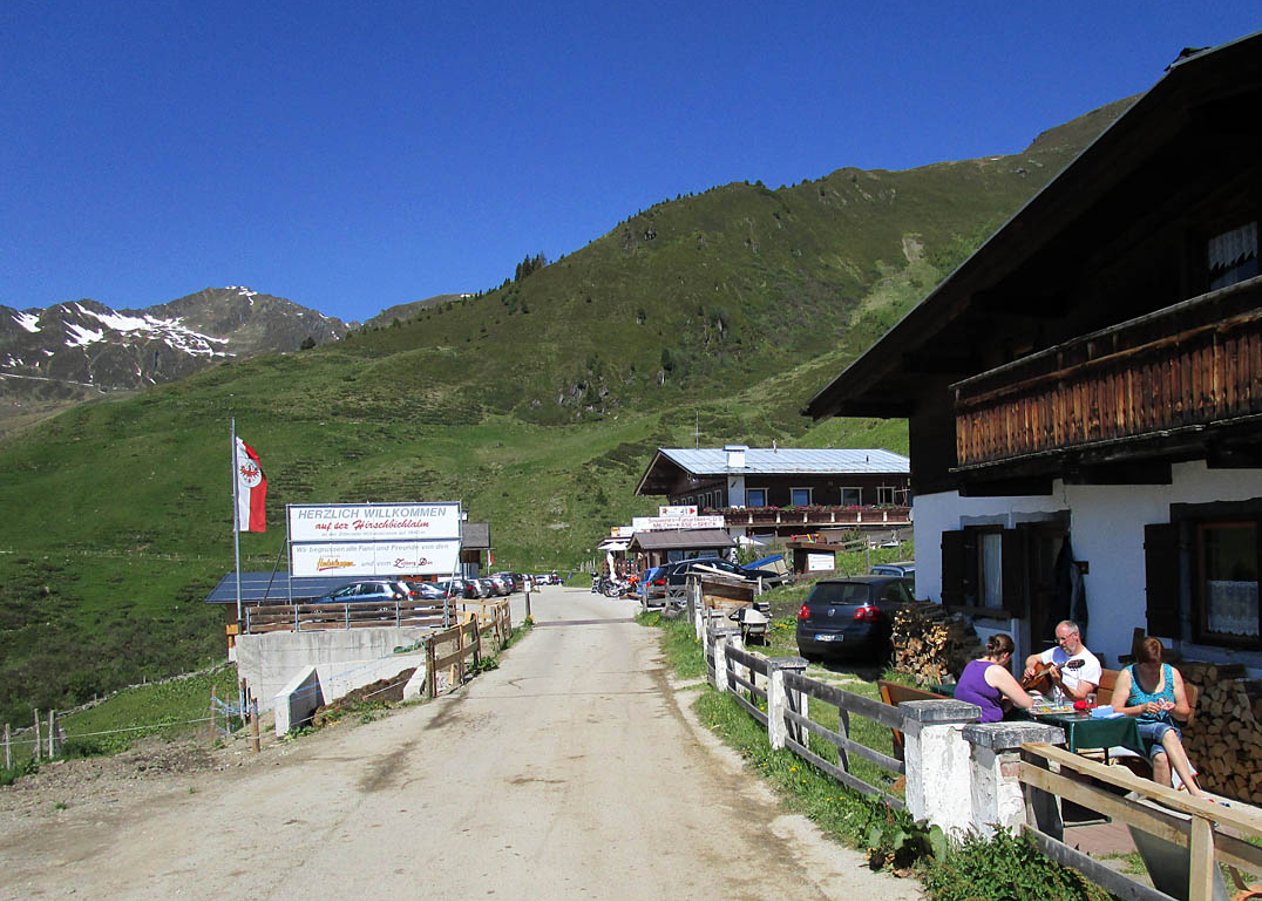 Von Zell am Ziller entlang der Zillertaler Höhenstraße vorbei an der Grünalm zu Hirschbichlalm und Zellberg Stüberl in den Tuxer Alpen
