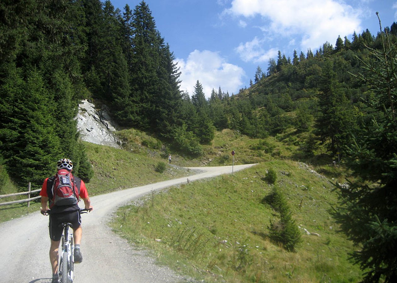 Bike-Tour von Schwaz zum Alpengasthof Loas unterhalb des Loassattel zwischen Kuhmesser und Gilfert