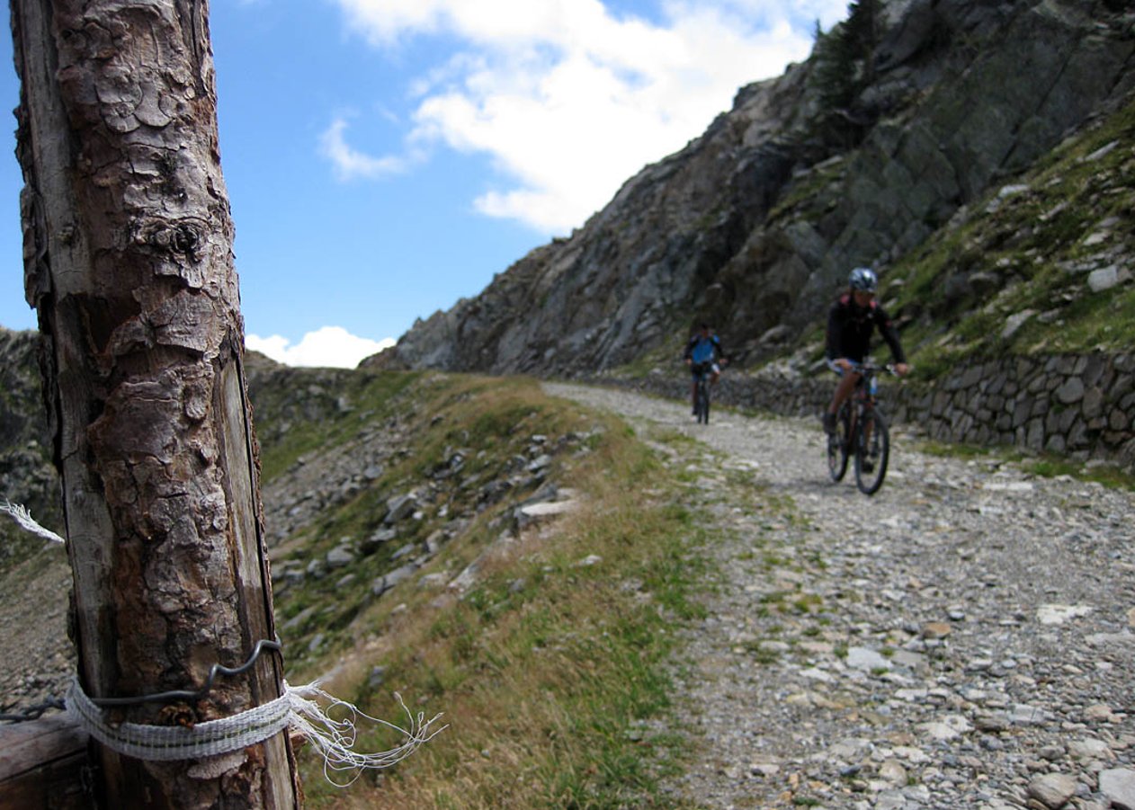 Kurzweilige Mountainbike-Tour vom Zoggler Stausee im Ultental über Steinrast und Kuppelwieser Alm zum Arzkarsee