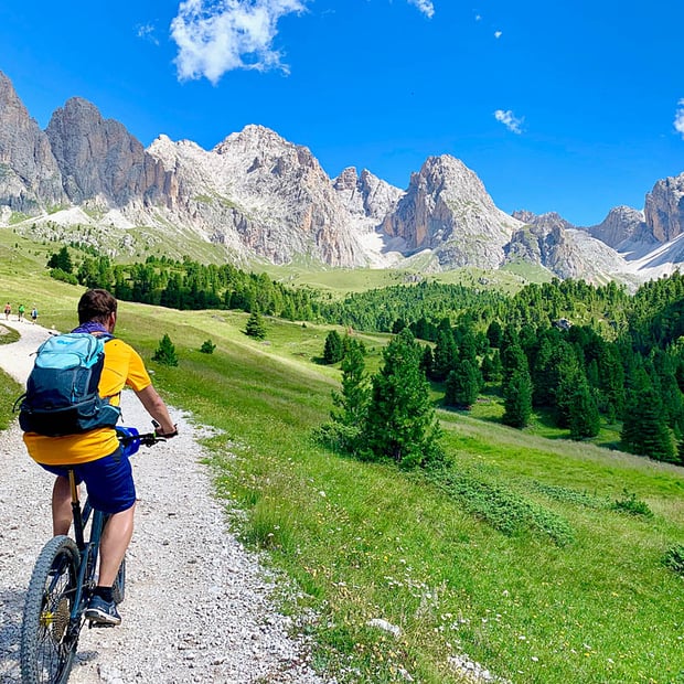 Steile aber landschaftlich unübertreffliche Mountainbike-Tour von St. Christina in Gröden über die Regensburger Hütte auf die Seceda