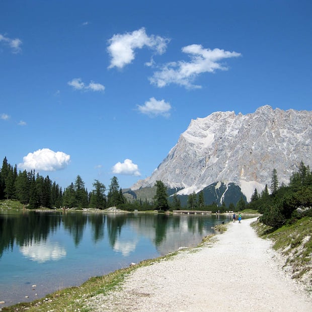 Ausgedehnte Bike & Hike Tour entlang der Leutascher Ache zum Seebensee und anschließend zu Fuß hinauf zu Coburger Hütte und Drachensee