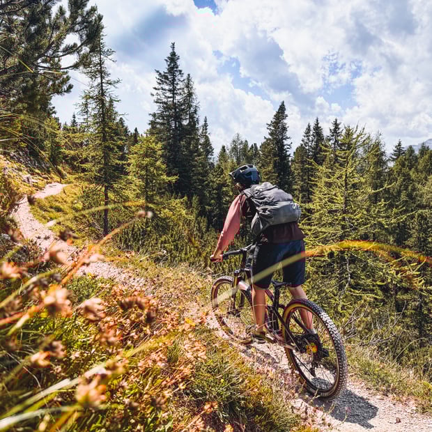 Mountainbike-Tour von St. Kassian im Gadertal über die Armentara Wiesen zu La Crusc mit optionaler Abfahrt über den Trail No. 15