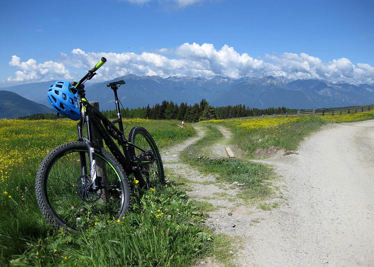 Von Lüsen über den Parkplatz Herol und die Reaswiesenhütte hinein in die Lüsner-Rodenecker Alm zur aussichtsreich gelegenen Rastnerhütte